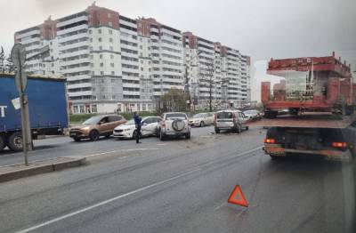 На юге Петербурга массовая авария остановила движение транспорта на Московском шоссе