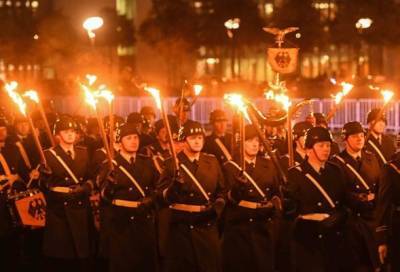«Повторно травмируют мир»: немцы шокированы факельным шествием бундесвера у Рейхстага