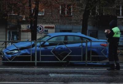 BMW протаранил забор на улице Гагарина в Липецке