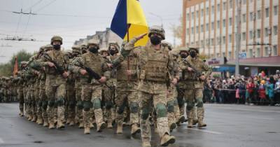 На Луганщине прошел первый военный парад: как это было