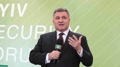 Аваков призвал Киев разработать план “возвращения” Крыма и Донбасса военным путем