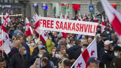 На митинге сторонников Саакашвили в Тбилиси показали видеообращения политиков с Украины