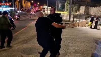 Ударил араба дубинкой по ногам и отстранен от работы: майор израильской полиции оказался под следствием