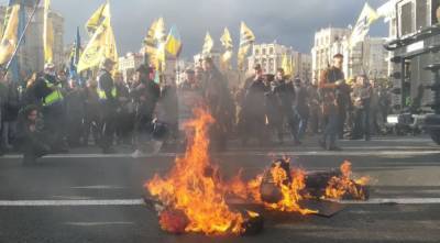 Националисты в центре Киева сожгли чучело Зеленского