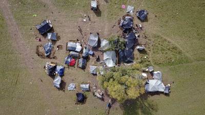 Мигранты живут в самодельных палатках на границе