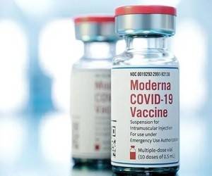 Косит молодых. Почему в Европе запрещают вакцинацию «Модерной», которой привили миллион украинцев