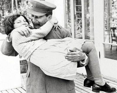 Светлана Сталина: почему дочь «отца народов» взяла фамилию матери - Русская семеркаРусская семерка