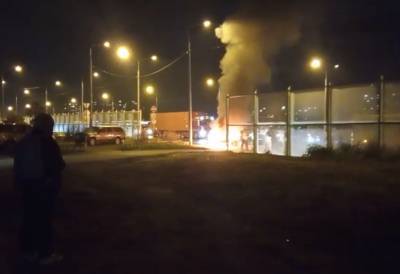 На юго-западе Петербурга сгорел легковой автомобиль