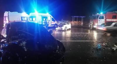 Лобовая авария в Чебоксарах: одного водителя зажало в машине