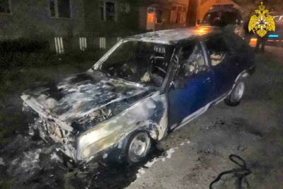 В Смоленском районе ночью загорелись два автомобиля