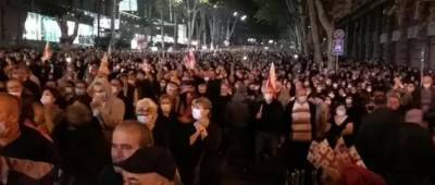 В центре Тбилиси десятки тысяч людей вышли на акцию за освобождение Саакашвили