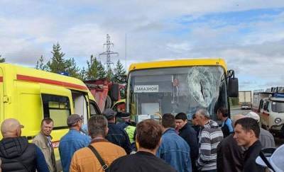 На Ямале водителя автобуса убило отлетевшей монтировкой
