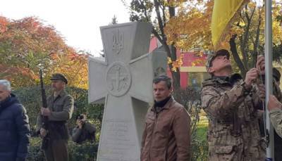 В Киеве торжественно открыли памятный крест защитникам Украины (ФОТО)