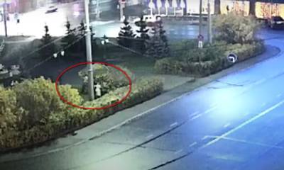 Появилось видео, как мужчина пытался изнасиловать женщину на улице в Петрозаводске