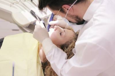 Можно ли поставить зубы за один день? "Да!" – говорит врач Сергей Степанов.
