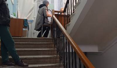 В Башкирии прием пациентов с подозрением на COVID-19 ведут прямо на лестнице