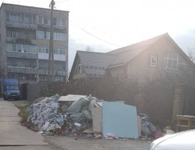 Сыктывкарка пожаловалась на гаражи под березами и гору строительного мусора возле частного дома
