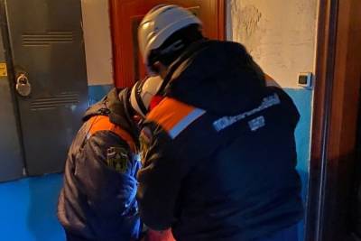 В Пензе спасатели эвакуировали детей из заблокированной квартиры
