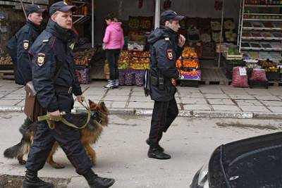 Полиция проверит кинувших «ради забавы» фрукт в пожилого россиянина мигрантов