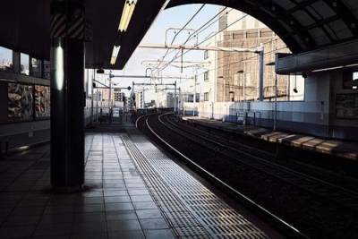 Вооруженный мужчина совершил нападение на людей на железнодорожной станции в Токио