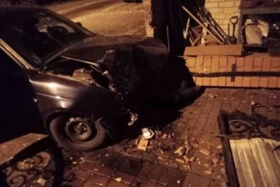 В Белгородской области пьяный водитель Приоры протаранил кирпичный забор