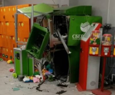 В Екатеринбурге неизвестные взорвали банкомат и скрылись с деньгами
