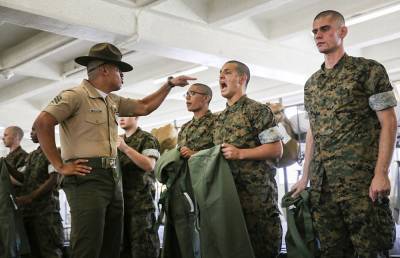 Непривитых военнослужащих ВМС США предупредили об увольнении
