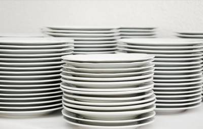 Опасные тарелки со сколами обнаружили в школьной столовой под Новосибирском