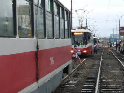 В Новосибирске на три дня закроют маршруты трамваев № 11 и № 14
