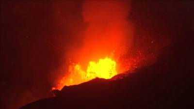 Извержение вулкана на острове Пальма привлекает туристов