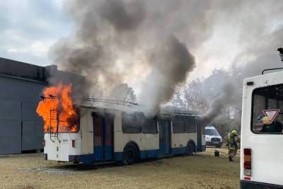 На учениях МЧС сожгли два троллейбуса около вантового моста