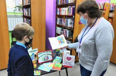 В липецкой библиотеке открыли выставку книг для слабовидящих детей