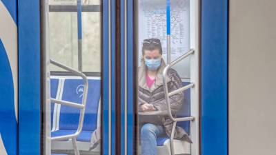 В Москве напомнили о важности использования масок в транспорте