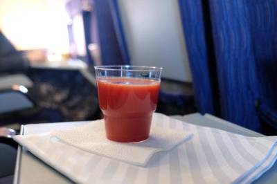 Почему в самолетах пьют томатный сок