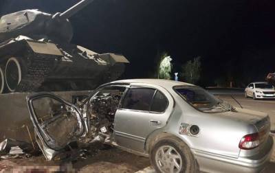 Под Одессой водитель влетел в постамент с танком и погиб