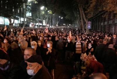 В Тбилиси десятки тысяч людей требовали освободить Саакашвили