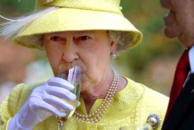 Королевские врачи запретили Елизавете II пить алкоголь