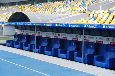 На НСК Олимпийский в Киеве установили новые скамейки запасных