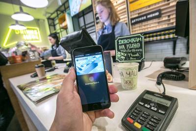 Доля безналичных платежей в России достигла 75%
