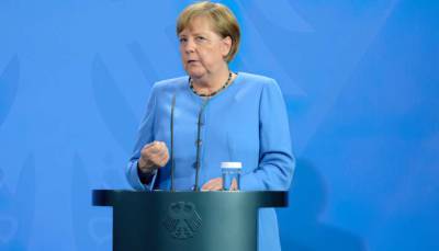 Меркель наградили почетной европейской премией