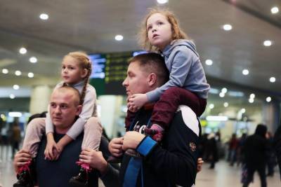 Пассажирам с детьми рассказали, какие сервисы для них доступны в аэропорту Домодедово - vm.ru