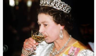 Никакого мартини! Доктора 95-летней королевы Елизаветы запретили ей выпивать