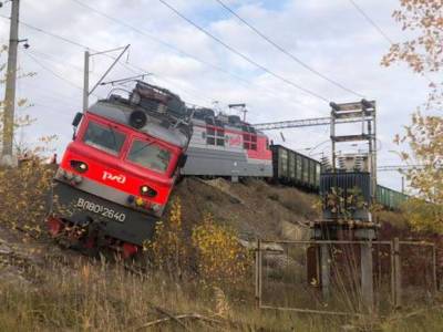 В Ростовской области сошел с рельсов локомотив грузового поезда (фото)