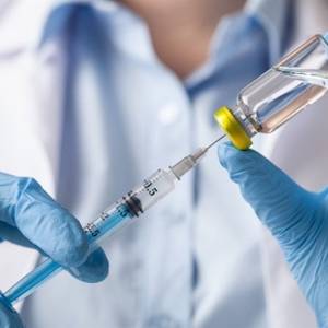 В Украине еще дважды планируют расширить список профессий для обязательной вакцинации