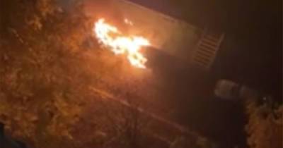 Автомобиль с человеком внутри сгорел в Москве