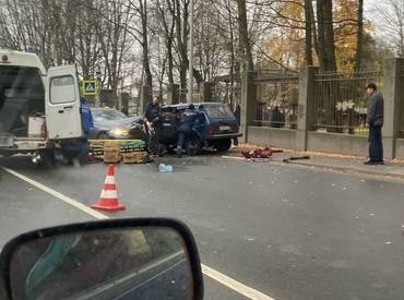 Фото: водитель «Нивы» оказался зажат в салоне после столкновения с «BMW» в Выборге
