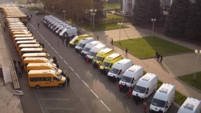 Муниципалитетам Адыгеи передали новые школьные автобусы и «скорые»