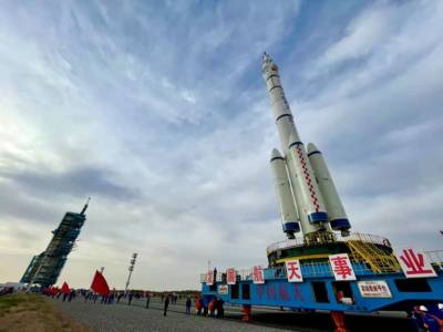 Китай запускает второй экипаж на свою космическую станцию: Трансляция