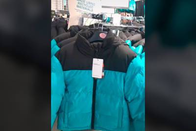 Мужчина нашел дешевую замену дорогой куртке популярного бренда