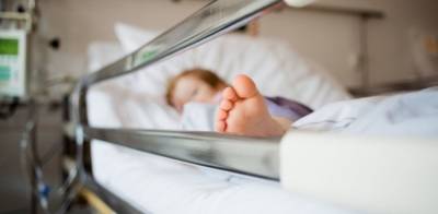 Под Всеволожском тяжело пострадал 5-летний ребенок, свалившись в прикрытый фанерой люк